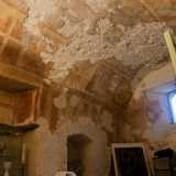 In particolare, notiamo la croce greca simbolo dei Cavalieri, la scacchiera simbolo del dualismo fra bene e male...